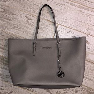 MICHAEL KORS GREY TOTE. Silver hardware.